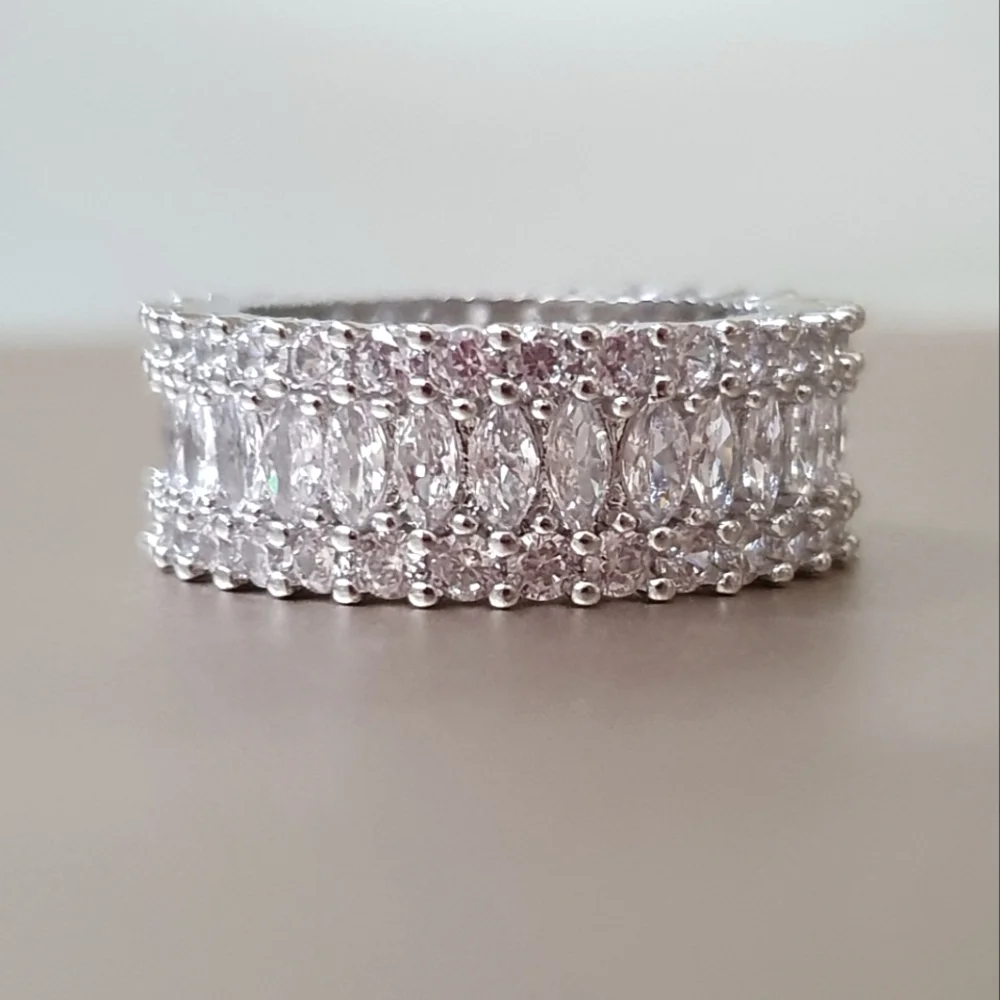 Thick Women Inlayed Oval&Round Diamond Ring - Picture 3 of 4